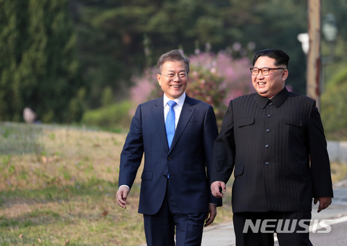 【판문점=뉴시스】전신 기자 = 문재인 대통령과 김정은 국무위원장이 27일 오후 판문점에서 도보산책을 하며 대화를 나누고 있다.. 2018.04.27. photo1006@newsis.com