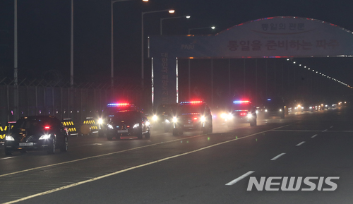 【파주=뉴시스】최진석 기자 = 문재인 대통령과 남북정상회담 수행행렬이 27일 오후 경기 파주 판문점에서 남북정상회담을 마친 뒤 통일대교를 통해 이동하고 있다. 문재인 대통령과 김정은 국무위원회 위원장은 "정전협정체결 65년이 되는 올해에 종전을 선언하고 정전협정을 평화협정으로 전환하며 항구적이고 공고한 평화체제 구축"을 "오는 8.15를 계기로 이산가족·친척 상봉을 진행"하며 "문 대통령이 올해 가을 평양을 방문하기로 했다"밝히며 '한반도의 평화와 번영, 통일을 위한 판문점 선언'을 통해 발표 했다. 2018.04.27. myjs@newsis.com