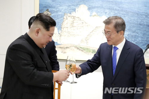 【판문점=뉴시스】전진환 기자 = 27일 오후 판문점 평화의 집에서 열린 환영만찬에서 문재인 대통령과 김정은 국무위원장이 건배를 하고 있다. 2018.04.27.&nbsp; amin2@newsis.com