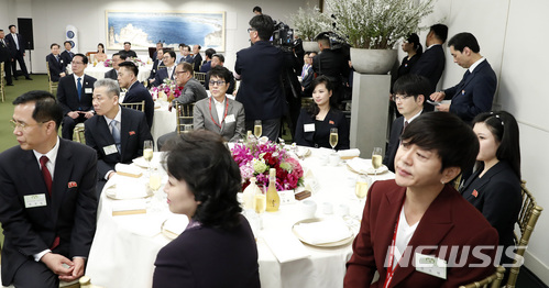 【판문점=뉴시스】전진환 기자 = 27일 오후 판문점 평화의 집에서 열린 환영만찬에 가수 조용필, 현송월 삼지현관현악단단 등이 참석해 자리에 앉아 있다. 2018.04.27. amin2@newsis.com