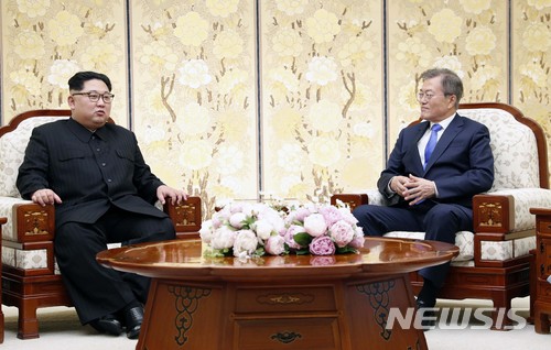 【판문점=뉴시스】전진환 기자 = 문재인 대통령이 27일 오후 판문점 평화의 집에서 김정은 국무위원장과 환담을 하고 있다. 2018.04.27. amin2@newsis.com
