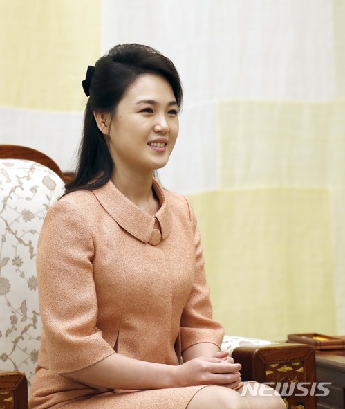 【판문점=뉴시스】전진환 기자 = 김정은 국무위원장 부인 리설주 여사가 27일 오후 판문점 평화의 집에서 문재인 대통령 내외와 환담을 하고 있다. 2018.04.27.&nbsp; amin2@newsis.com