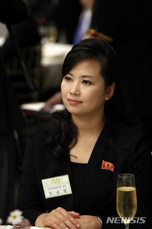 【판문점=뉴시스】전진환 기자 = 27일 오후 현송월 삼지연관현악단 단장이 판문점에서 열린 남북정상회담 환영만찬에 참석하고 있다. 2018.04.27. amin2@newsis.com