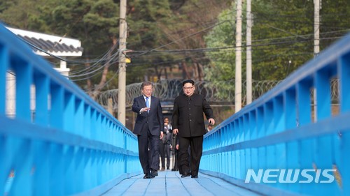 【판문점=뉴시스】전신 기자 = 문재인 대통령과 김정은 국무위원장이 27일 판문점 인근에서 공동 식수를 마친 후 군사분계선 표식물이 있는 ‘도보다리’까지 산책을 하며 담소를 나누고 있다. 2018.04.27.  photo1006@newsis.com