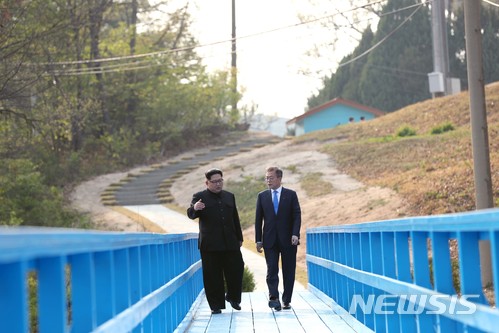 【판문점=뉴시스】전신 기자 = 문재인 대통령과 김정은 국무위원장이 27일 판문점 인근에서 공동 식수를 마친 후 군사분계선 표식물이 있는 ‘도보다리’까지 산책을 하며 담소를 나누고 있다. 2018.04.27. photo1006@newsis.com