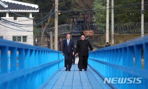 【판문점=뉴시스】전신 기자 = 문재인 대통령과 김정은 국무위원장이 27일 판문점 인근에서 공동 식수를 마친 후 군사분계선 표식물이 있는 ‘도보다리’까지 산책을 하며 담소를 나누고 있다. 2018.04.27.  photo1006@newsis.com