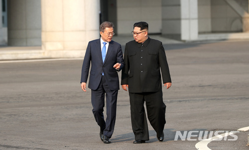 【판문점=뉴시스】전신 기자 = 문재인 대통령과 김정은 국무위원장이 지난 27일 오후 판문점에서 도보산책을 하며 대화를 나누고 있다. 2018.04.27. photo1006@newsis.com