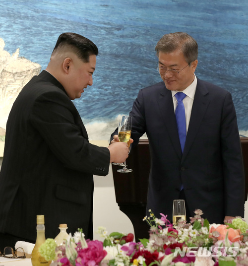 【판문점=뉴시스】전진환 기자 = 문재인 대통령과 김정은 국무위원장이 27일 오후 판문점 평화의 집에서 열린 환영만찬에서 건배를 하고 있다. 2018.04.27. amin2@newsis.com