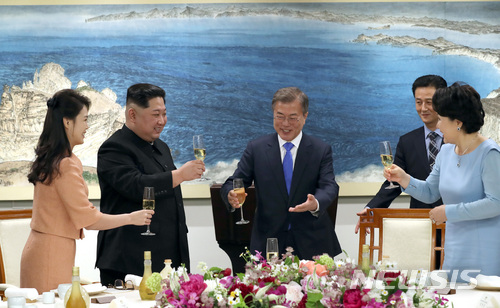 【판문점=뉴시스】전진환 기자 = 27일 오후 판문점 평화의 집에서 열린 환영만찬에서 문재인 대통령 내외, 김정은 국무위원장 내외가 건배를 하고 있다. 2018.04.27. amin2@newsis.com