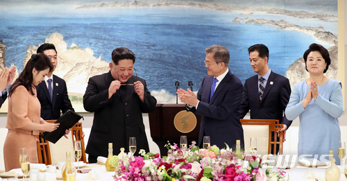 【판문점=뉴시스】전진환 기자 = 문재인 대통령 내외, 김정은 국무위원장 내외가 27일 오후 판문점 평화의 집에서 열린 환영만찬에서 밝게 웃고 있다. 2018.04.27.&nbsp; amin2@newsis.com