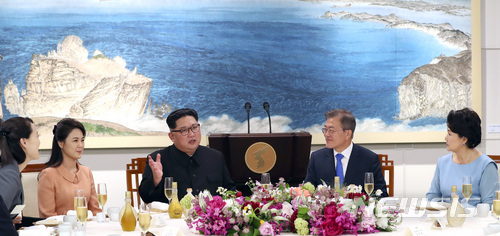【판문점=뉴시스】전진환 기자 = 문재인 대통령 내외, 김정은 국무위원장 내외가 지난 4월27일 오후 판문점 평화의 집에서 열린 환영만찬에서 대화 하고 있다. 2018.04.27.&nbsp; amin2@newsis.com