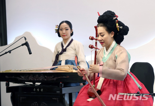 【판문점=뉴시스】전진환 기자 = 27일 오후 남북정상회담 만찬에서 남의 대표적 국악기인 ‘해금’과 북의 대표적 악기인 ‘옥류금’의 합주 공연을 하고 있다. 2018.4.27. amin2@newsis.com