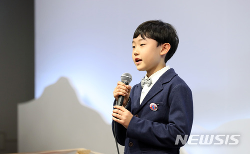 【판문점=뉴시스】전진환 기자 = 27일 오후 판문점 평화의 집에서 열린 환영만찬에서 제주의 초등학생 오연준군이 공연을 하고 있다. 2018.04.27. amin2@newsis.com