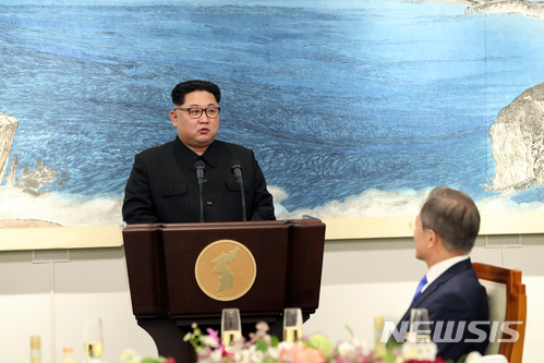 【판문점=뉴시스】전진환 기자 = 김정은 국무위원장이 27일 오후 판문점 평화의 집에서 열린 환영만찬에서 문재인 대통령의 환영사에 답사를 하고 있다. 2018.4.27. amin2@newsis.com
