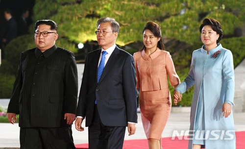 【판문점=뉴시스】전신 기자 = 남북정상회담이 열린 27일 오후 판문점에서 문재인 대통령과 김정은 국무위원장, 김정숙 여사와 리설주 여사가 공연장을 향해 나란히 걷고 있다. 2018.04.27.&nbsp; photo1006@newsis.com 