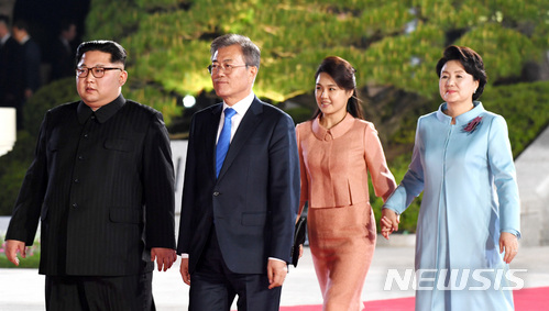 【판문점=뉴시스】전신 기자 = 남북정상회담이 열린 27일 오후 판문점에서 문재인 대통령과 김정은 국무위원장, 김정숙 여사와 리설주 여사가 공연장을 향해 나란히 걷고 있다. 2018.04.27.&nbsp; photo1006@newsis.com