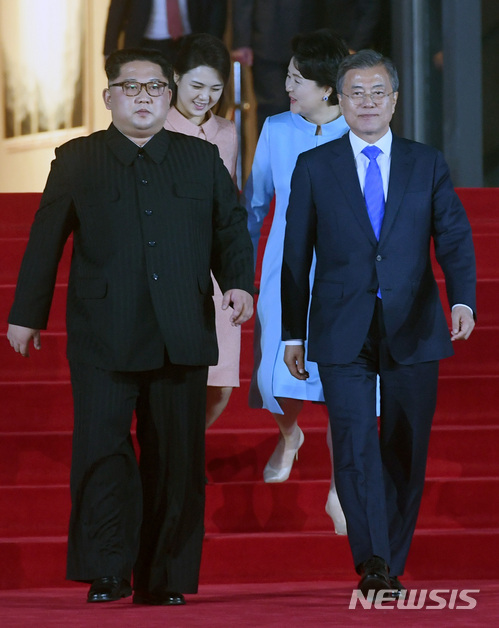 【판문점=뉴시스】전신 기자 = 문재인 대통령 내외, 김정은 국무위원장 내외가 27일 오후 판문점 평화의 집에서 열린 환영만찬을 마친 후 나오고 있다. 2018.04.27. photo1006@newsis.com