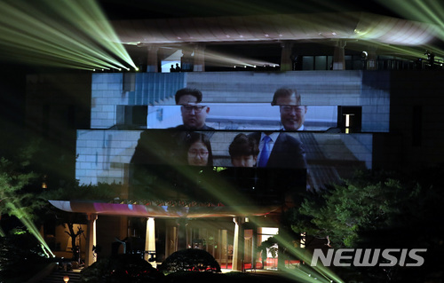【판문점=뉴시스】전신 기자 = 남북정상회담이 열린 27일 오후 판문점 평화의집을 외벽에 문재인 대통령과 김정은 국무위원장의 사진이 비춰지고 있다. 2018.04.27. photo1006@newsis.com