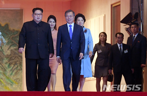 【판문점=뉴시스】전신 기자 = 문재인 대통령 내외, 김정은 국무위원장 내외가 27일 오후 판문점 평화의 집에서 열린 환영만찬을 마친 후 나오고 있다. 2018.04.27.&nbsp; photo1006@newsis.com