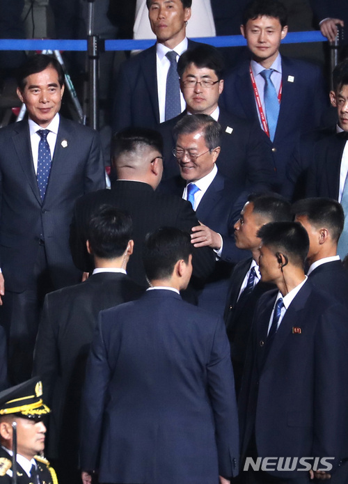 【판문점=뉴시스】전신 기자 = 27일 남북정상회담과 만찬을 마친 문재인 대통령이 판문점 평화의집에서 북으로 떠나는 김정은 북한 국무위원장을 환송하고 있다. 2018.04.27. photo1006@newsis.com