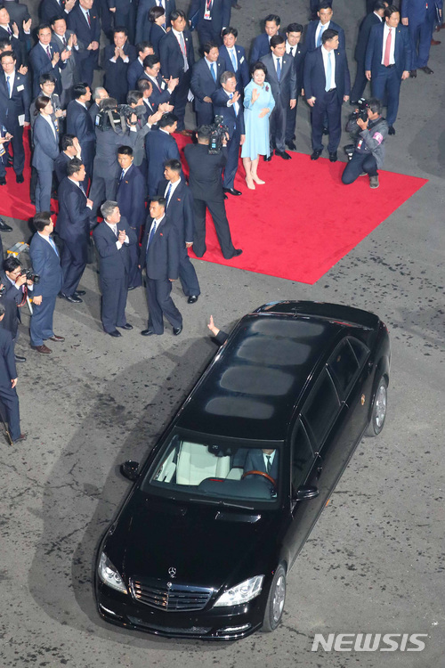 【판문점=뉴시스】전신 기자 = 문재인 대통령과 부인 김정숙 여사가 27일 경기도 파주 판문점 평화의집 앞에서 김정은 북한 국무위원장과 부인 리설주 여사를 환송하고 있다. 2018.04.27. photo1006@newsis.com