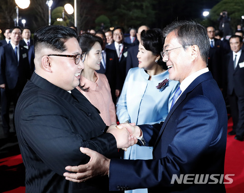 【판문점=뉴시스】전신 기자 = 문재인 대통령과 부인 김정숙 여사가 27일 경기도 파주 판문점 평화의집 앞에서 김정은 북한 국무위원장과 부인 리설주 여사를 환송하고 있다. 2018.04.27. photo1006@newsis.com