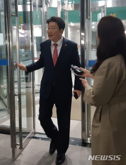 【서울=뉴시스】옥성구 수습기자 = 권성동 자유한국당 의원이 28일 강원랜드 채용 청탁 의혹과 춘천지검 수사 외압 의혹 혐의 등으로 약 15시간 동안 강원랜드 채용비리 관련 수사단의 조사를 받았다. 2018.04.08. castlenine@newsis.com