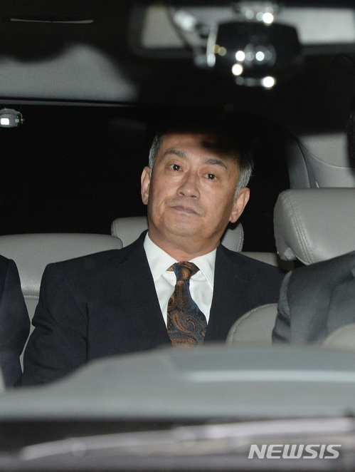 【서울=뉴시스】조수정 기자 = 장세주 동국제강 회장이 2015년 5월7일 구속돼 서초동 서울중앙지방검찰청을 나서 차량에 오르고 있다. 2015.05.07. chocrystal@newsis.com