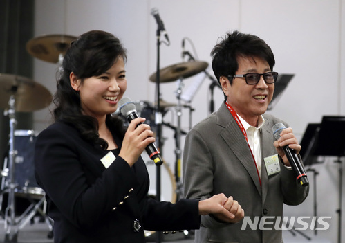 【판문점=뉴시스】전진환 기자 = 가수 조용필과 현송월 삼지연관현악단 단장이 27일 경기 파주시 판문점 평화의 집에서 열린 남북정상회담 만찬에서 공연을 하고 있다. 2018.4.28. amin2@newsis.com
