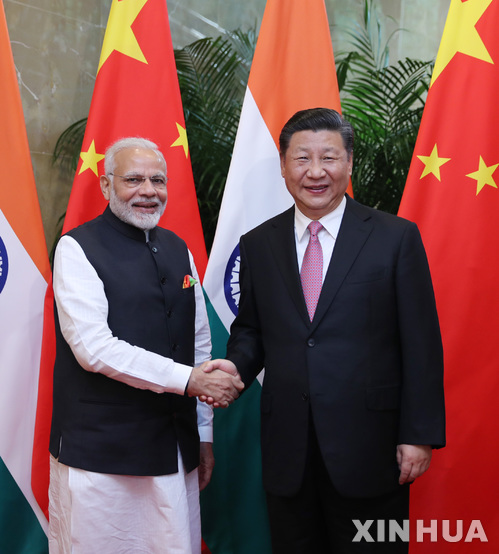 【우한=신화/뉴시스】2018년 4월 시진핑 중국 국가주석과 나렌드라 모디 인도 총리가 중국 후베이성 우한에서 정상회담을 하는 모습. 2018.4.28.