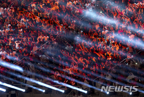 【지다( 사우디 아라비아)= AP/뉴시스】 사우디 아라비아에서 2014년 이후 처음으로 열린 27일의 WWE 로열럼블 레슬링 대회에서 열광하는 관중들.