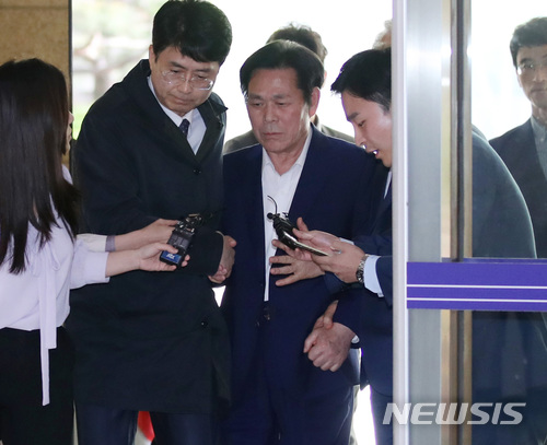【서울=뉴시스】김진아 기자 = 여신도를 성폭행한 혐의를 받는 만민중앙성결교회 이재록 목사가 28일 오전 피의자 신분으로 재조사를 받기 위해 서울 종로구 서울지방경찰청에 출석하던 중 취재진의 질문을 받고 있다. 2018.04.28. bluesoda@newsis.com