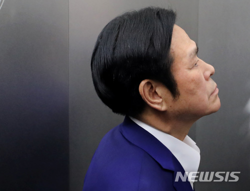 【서울=뉴시스】김진아 기자 = 이재록 목사가 지난 4월28일 피의자 신분으로 재조사를 받기 위해 서울 종로구 서울경찰청에 출석하고 있다. 2018.04.28. bluesoda@newsis.com