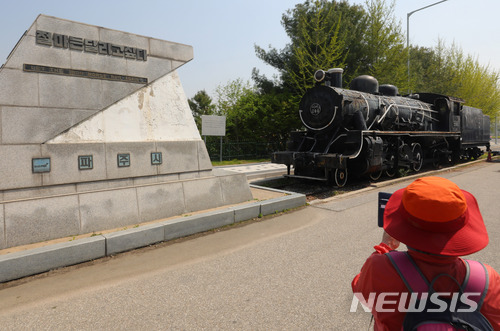 【파주=뉴시스】배훈식 기자 = 역사적인 2018 남북 정상회담의 감동이 채 가시지 않은 28일 오전 경기 파주시 임진각을 찾은 관광객들이 철도중단점 열차 앞에서 기념촬영을 하고 있다.&nbsp; 문재인 대통령과 김정은 북한 국무위원장은 4.27 판문점 선언을 통해 완전한 한반도 비핵화와 동해선, 경의선 철도 연결 등을 합의했다. 2018.04.28. dahora83@newsis.com