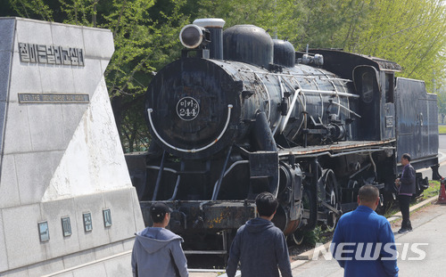 【파주=뉴시스】배훈식 기자 = 역사적인 2018 남북 정상회담의 감동이 채 가시지 않은 28일 오전 경기 파주시 임진각을 찾은 관광객들이 철도중단점 열차를 바라보고 있다.  문재인 대통령과 김정은 북한 국무위원장은 4.27 판문점 선언을 통해 완전한 한반도 비핵화와 동해선, 경의선 철도 연결 등을 합의했다. 2018.04.28. dahora83@newsis.com