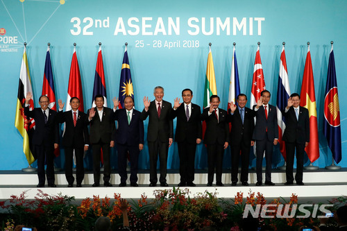 【싱가포르=AP/뉴시스】 동남아시아국가연합(아세안·ASEAN) 10개국 정상들이 28일 싱가포르에서 열린 32차 회의를 마치고 기념촬영을 하고 있다. 2018.4.29