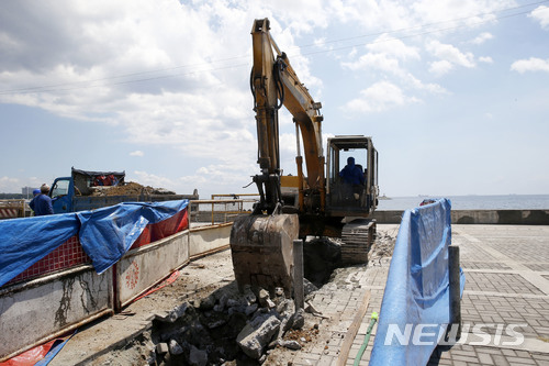 【마닐라=AP/뉴시스】필리핀 마닐라 마닐라만에 설치됐던 일본군 위안부를 상징하는 위안부상이 지난 27일(현지시간) 돌연 철거됐다. 사진은 상이 철거된 다음날인 28일 해당 부지의 모습으로, 위안부상이 있던 자리에는 큰 구멍이 나 있고 철거에 동원됐던 포클레인이 보인다. 2018.04.30. 