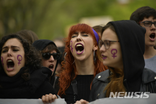 【팜플로나=AP/뉴시스】 28일(현지시간) 스페인 북부 도시 팜플로나에서 시민들이 집단 성폭행 사건에 대한 법원 판결에 항의하는 시위를 열고 있다. 2018. 4.29