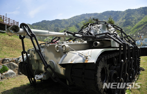 <사진은 화천 평화의 댐 인근 국제평화아트파크에 전시된 쇠사슬에 묶인 탱크. 이 작품의 제목은 ‘종전’이다.>