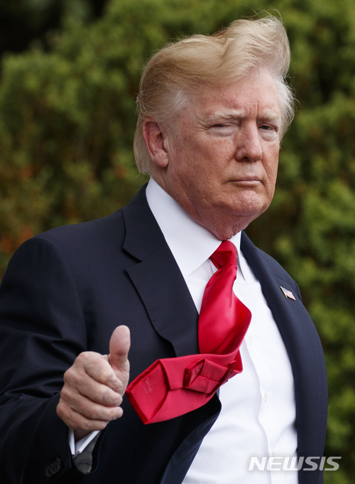 【워싱턴 = AP/뉴시스】 도널드 트럼프 미국대통령이 28일(현지시간) 백악관 남쪽 잔디밭에서 미시간행 비행기가 대기 중인 앤드류 공군기지로 떠나기 전에 엄지손가락을 들어보이고 있다.