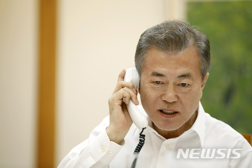 【서울=뉴시스】문재인 대통령이 28일 청와대 관저에서 도널트 트럼프 미 대통령과 통화하고 있다. 2018.04.29 (사진=청와대 제공)&nbsp; photo@newsis.com 