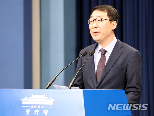 【서울=뉴시스】전진환 기자 = 청와대 윤영찬 국민소통수석이 29일 오전 춘추관에서 남북정상회담 결과 관련 브리핑을 하고 있다.&nbsp; 국민소통수석은 브리핑에서 북한 핵실험장 폐쇄 시 대외 공개와 북한 표준시를 서울 표준시로 통일하자는 제안이 있었다고 전했다. 2018.04.29.&nbsp; amin2@newsis.com