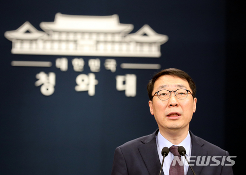 【서울=뉴시스】전진환 기자 = 청와대 윤영찬 국민소통수석이 29일 오전 춘추관에서 남북정상회담 결과 관련 브리핑을 하고 있다. 국민소통수석은 브리핑에서 북한 핵실험장 폐쇄 시 대외 공개와 북한 표준시를 서울 표준시로 통일하자는 제안이 있었다고 전했다. 2018.04.29. amin2@newsis.com
