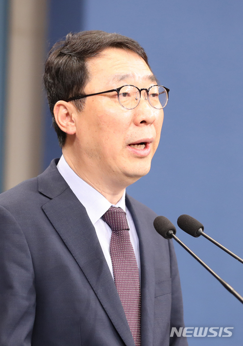 【서울=뉴시스】전진환 기자 = 청와대 윤영찬 국민소통수석이 29일 오전 춘추관에서 남북정상회담 결과 관련 브리핑을 하고 있다. 국민소통수석은 브리핑에서 북한 핵실험장 폐쇄 시 대외 공개와 북한 표준시를 서울 표준시로 통일하자는 제안이 있었다고 전했다. 2018.04.29. amin2@newsis.com