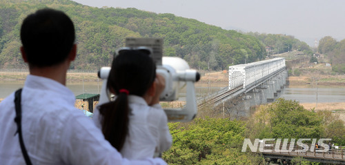 【파주=뉴시스】박주성 기자 = 역사적인 남북정상회담으로 통일의 기대감이 커지고 있는 가운데 29일 오전 경기도 파주시 임진각에 아빠와 딸이 전망대에서 북측을 바라보고 있다. 2018.04.29. park7691@newsis.com