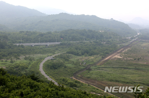【서울=뉴시스】박진희 기자 = 문재인 대통령과 김정은 국무위원장은 지난 27일 '한반도의 평화와 번영, 통일을 위한 판문점 선언'을 통해 양측은 "남과 북은 민족경제의 균형적 발전과 공동번영을 이룩하기 위해 10.4선언에서 합의된 사업들을 적극 추진해 나가며 1차적으로 동해선 및 경의선 철도와 도로들을 연결하고 현대화해 활용하기 위한 실천적 대책들을 취해나가기로 했다"고 밝혔다. 동해선은 부산에서 출발해 북한을 관통해 러시아와 유럽까지 달리는 노선이며, 남측에서는 강릉∼제진(104㎞) 구간이 단절돼 있다. 사진은 2017년 6월 21일 강원도 고성군 통일전망대에서 바라본 동해선 철로와 육로. 2018.04.29. pak7130@newsis.com 