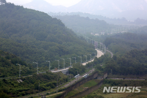 [서울=뉴시스] 박진희 기자 = 2017년 6월 21일 강원도 고성군 통일전망대에서 바라본 동해선 철로와 육로. 2022.06.05. .pak7130@newsis.com