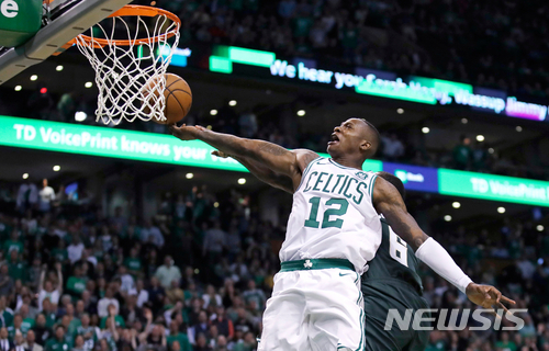 보스턴, 7차전 밀워키 제압…어빙 없이도 2R 진출