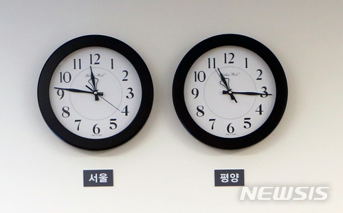 【서울=뉴시스】 전진환 기자 = 청와대는 29일 춘추관에서 남북정상회담 결과 관련 브리핑에서 북한 표준시를 서울 표준시로 통일하자는 제안이 있었다고 전했다.&nbsp; 이어 "같은 표준시를 쓰던 우리 측이 바꾼 것이니 우리가 원래대로 돌아가겠다. 이를 대외적으로 발표해도 좋다. 표준시의 통일은 북측에도 행정적 어려움과 비용을 수반함에도 국제사회와의 조화에 나서겠다는 의미다"라고 덧붙였다. 사진은 지난 27일 남북정상회담 당시 평화의 집 1층 접견실에 걸려있는 시계. 2018.04.29.&nbsp; amin2@newsis.com 