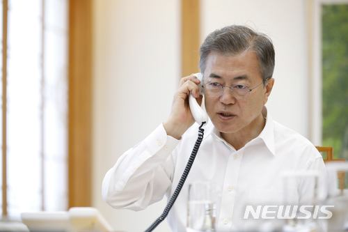 【서울=뉴시스】문재인 대통령이 29일 오전 아베 신조 일본 총리와 전화통화로 남북회담 결과 설명과 의견 교환을 하고 있다. 2018.04.29. (사진=청와대 제공)&nbsp; photo@newsis.com